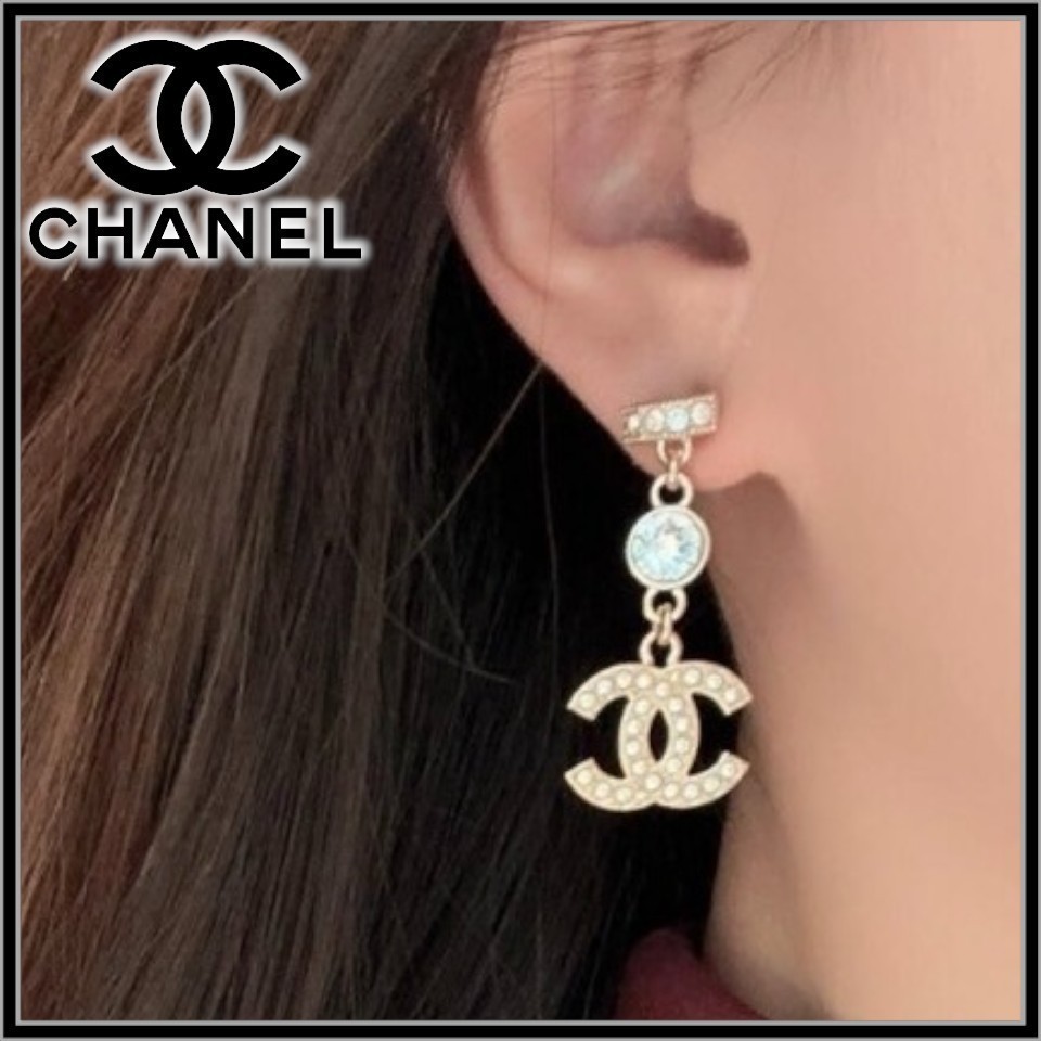揺れるロゴがお洒落♪【CHANEL】ピアス