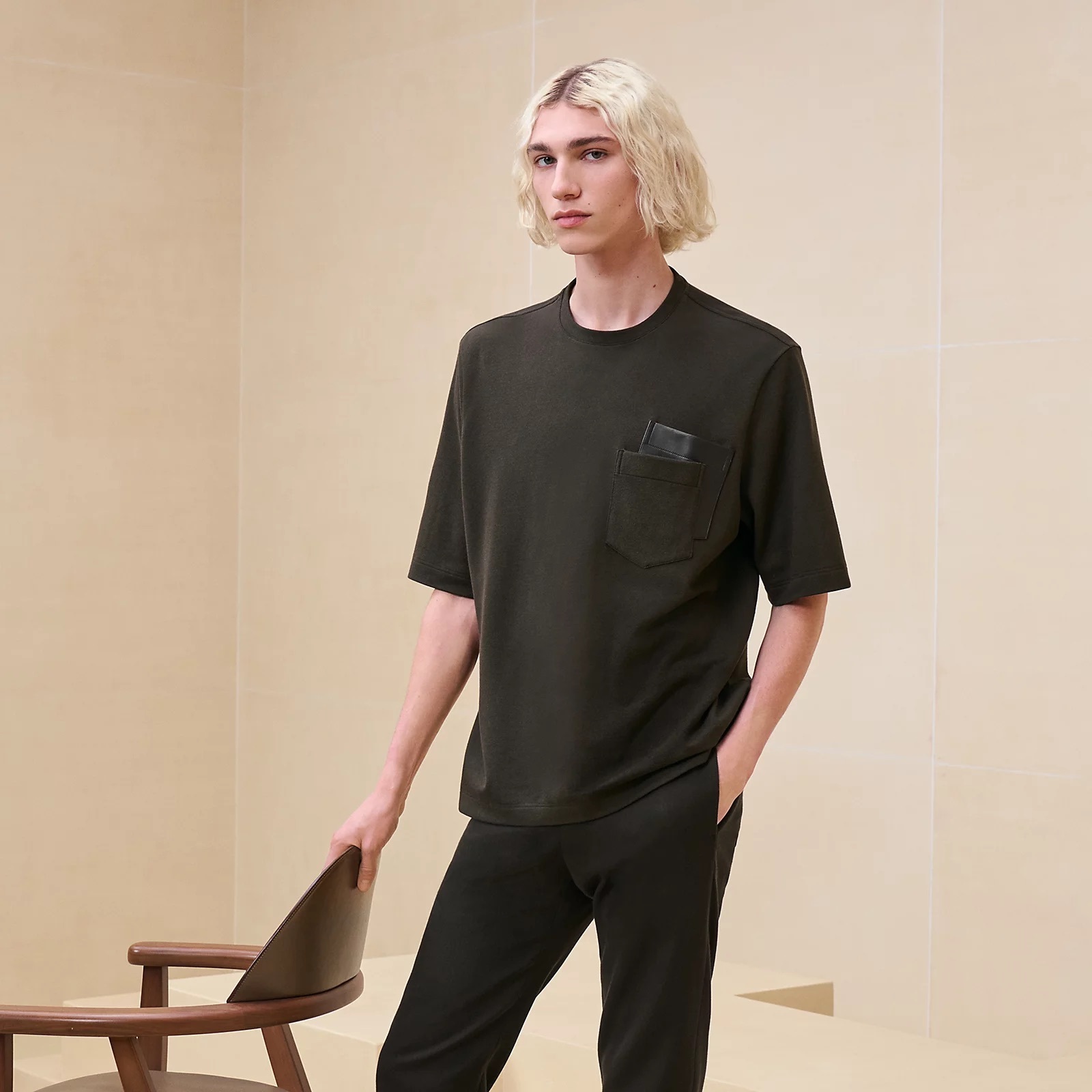HERMES 24AW《レザーポケット付きTシャツ》カーキ DHL 直営店