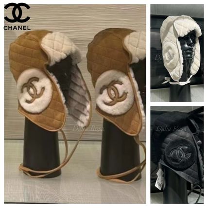 もこもこ暖かい★【CHANEL】耳当て付き帽子 紐付き CCロゴ モコモコ CHANEL(シャネル) 帽子(レディース) - 海外通販のBUYMA