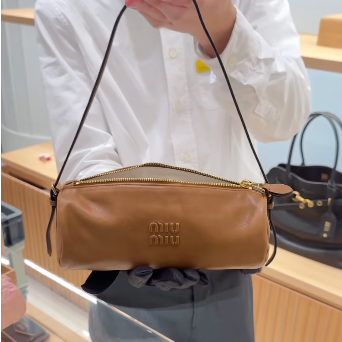 【MIU MIU】ミュウミュウ ナパレザー ショルダーポーチバッグ