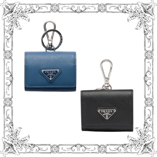 【大注目】PRADA◆サフィアーノレザー イヤホンケース ロゴ すぐにお届け］PRADA サフィアーノレザー イヤフォンケース