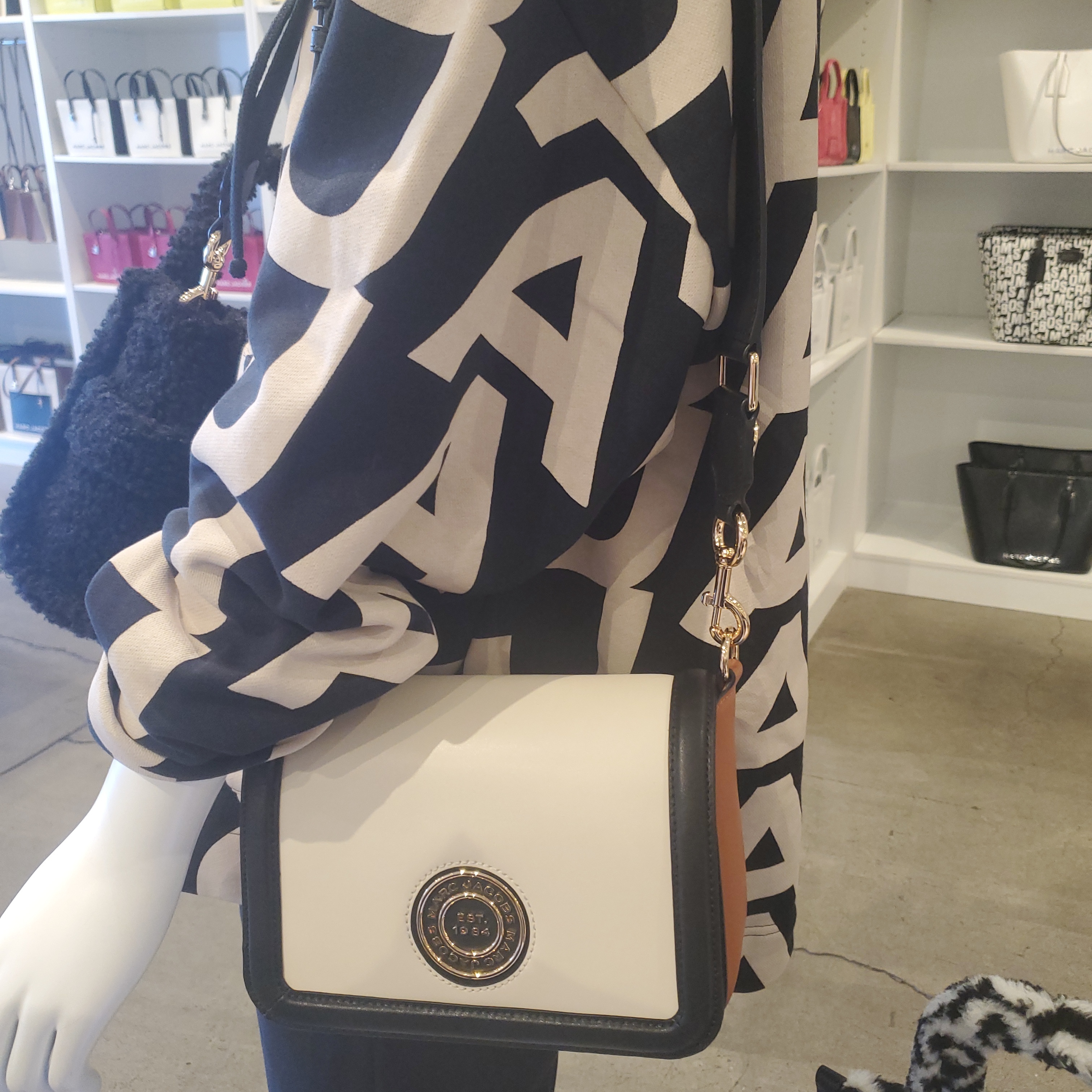 MARC JACOBS】インシグニア クロスボディメタルロゴ フラップL