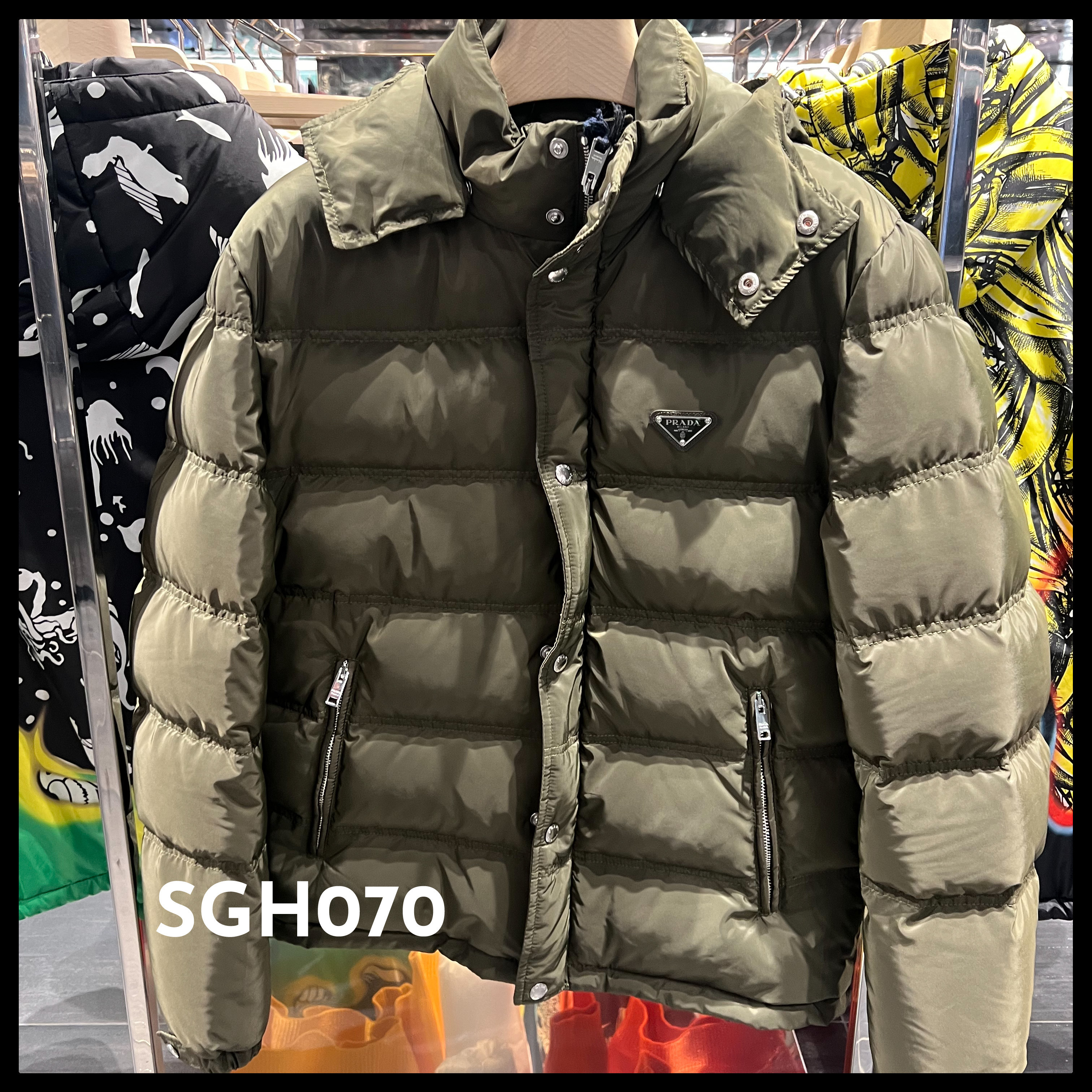 PRADA (SGH070) 選べるお色 三角ロゴ付きダウンコート PRADA (SGH070) 選べるお色 三角ロゴ付きダウンコート (PRADA