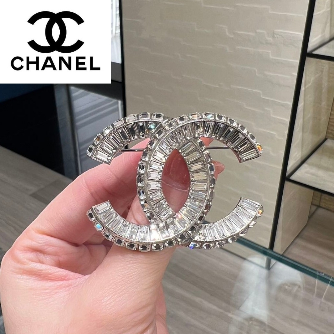 【CHANEL】シンプルコーデが華やかに♪ シャネル ブローチ