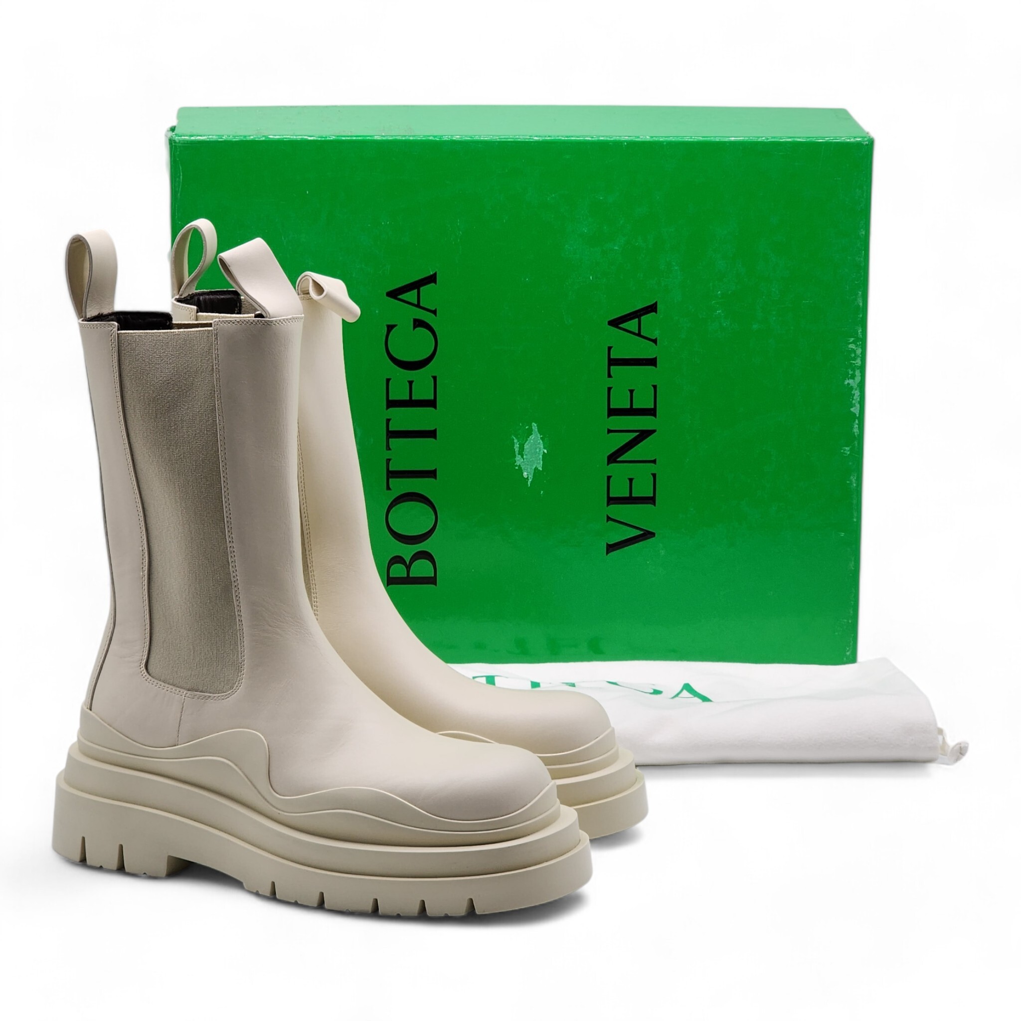 新作*PRADA*ロゴプレート付光沢パテントレザー アンクルブーツ