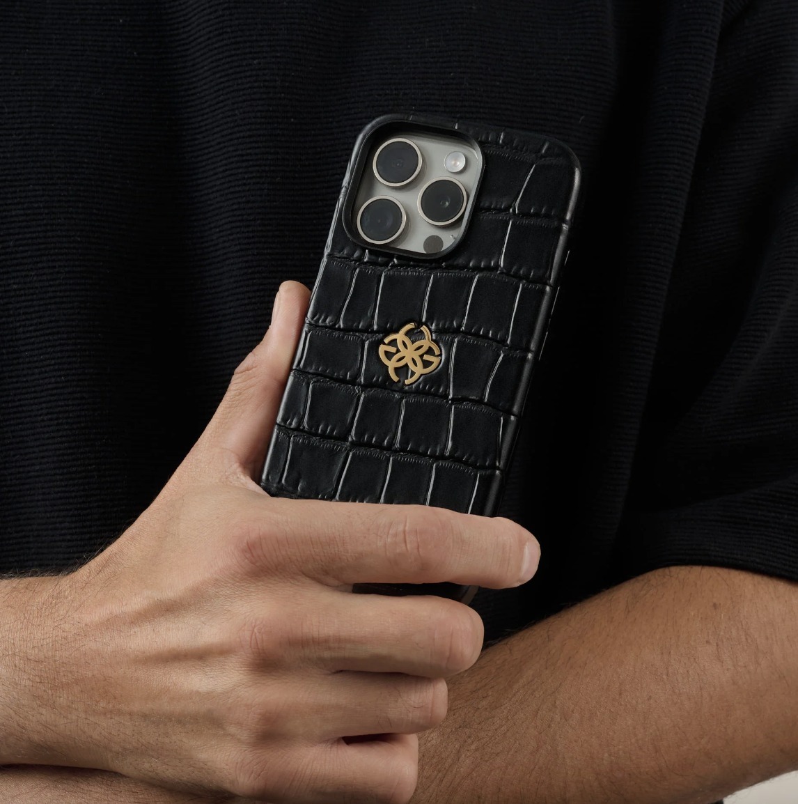 《GOLDEN CONCEPT》iPhone16/16Pro ケース エンボス・クロコロゴ