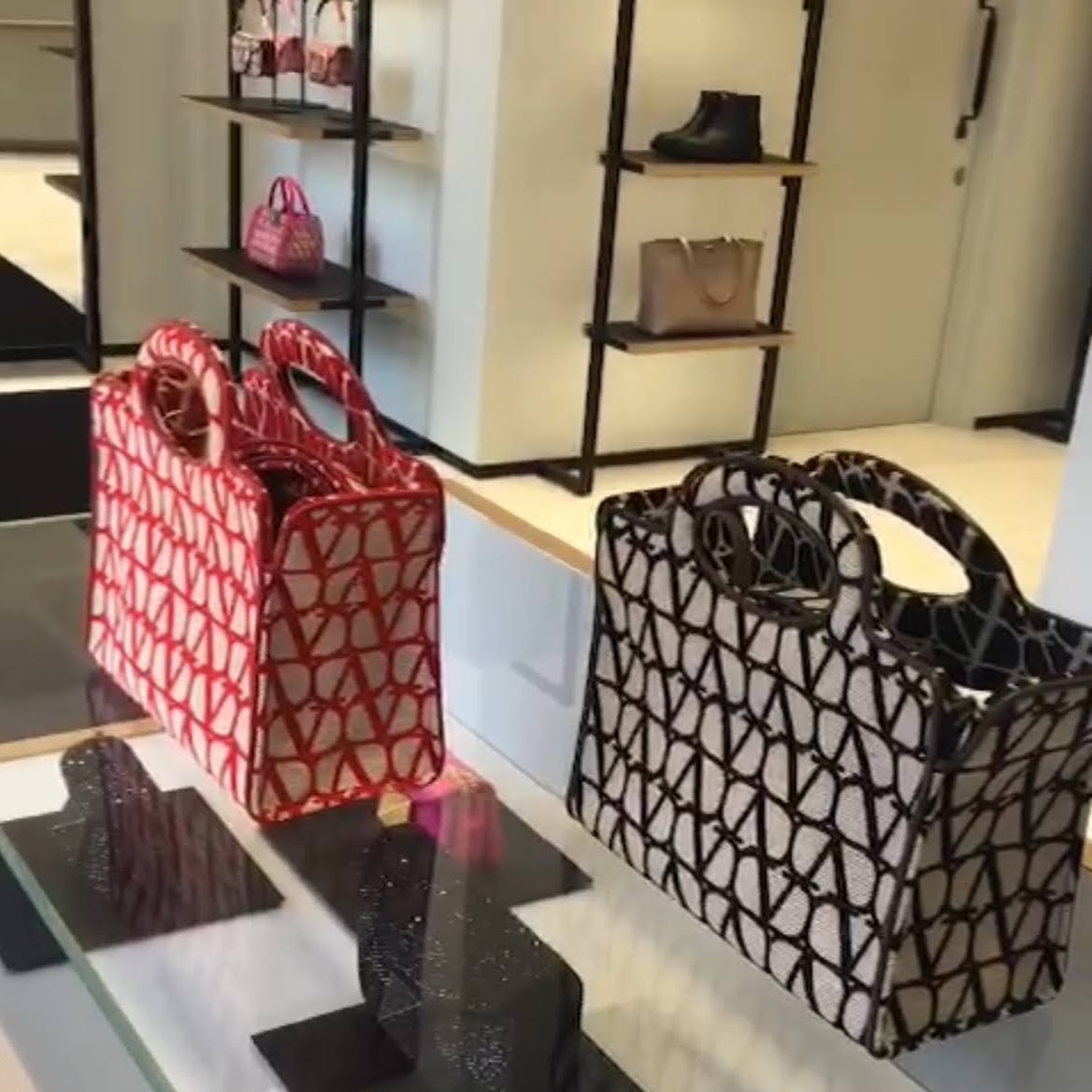 VALENTINO ル トロワジエム トワルイコノグラフ ハンドバッグ
