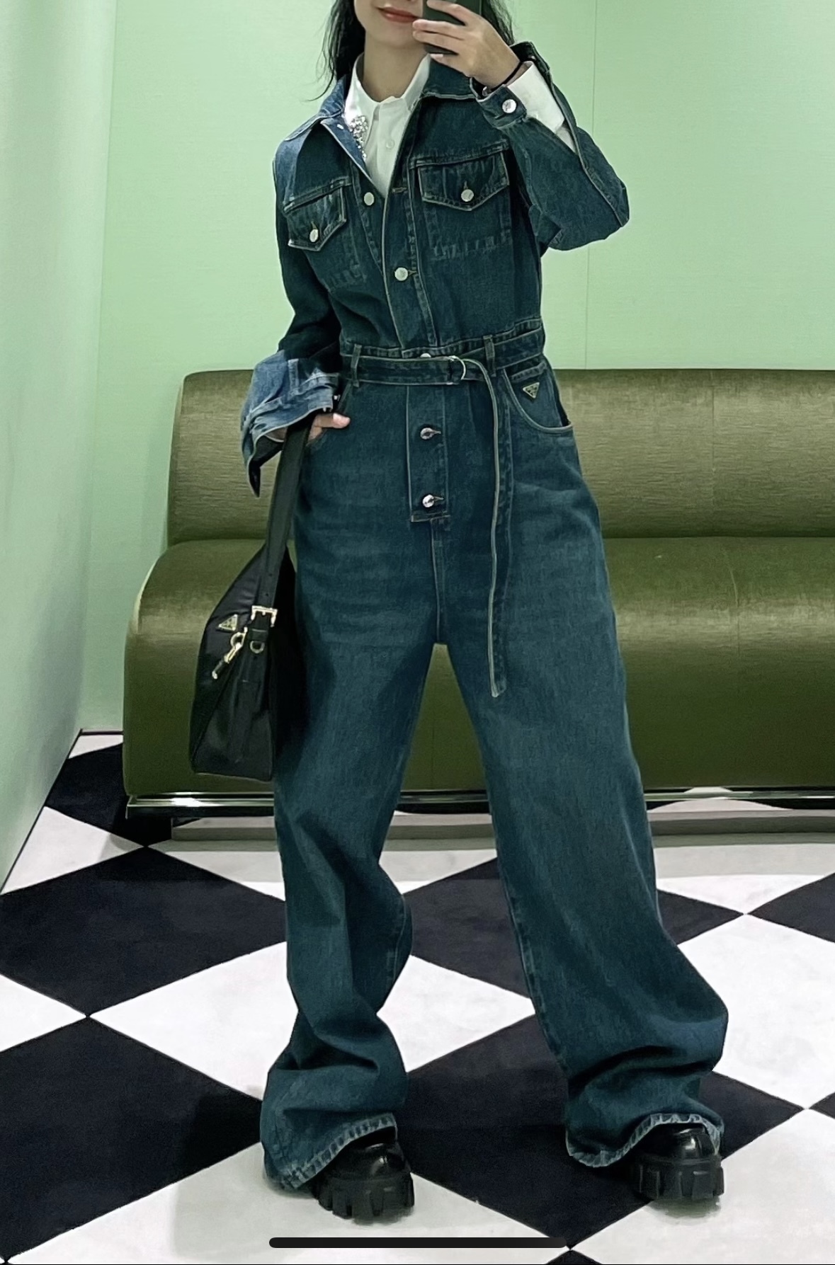 女性らしさも演出できる《PRADA》デニムジャンプスーツ