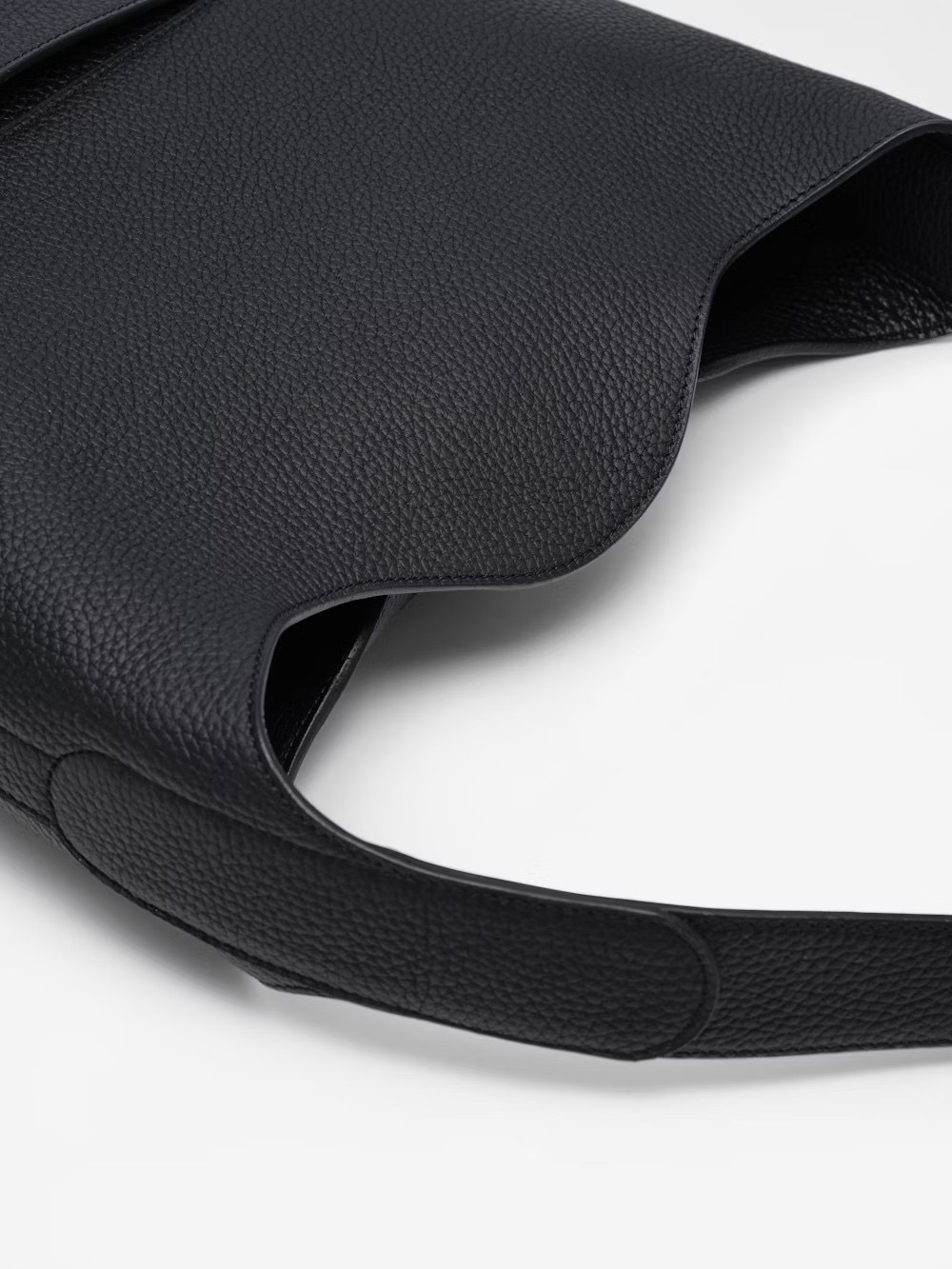 《直営店買付》DELVAUX Pin ホーボー GM Taurillon Soft