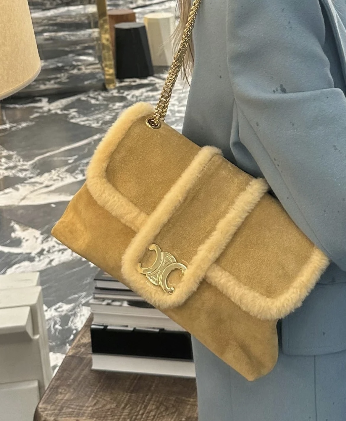 モコモコが可愛い 冬バックCELINE ラージ ヴィクトワール バッグ