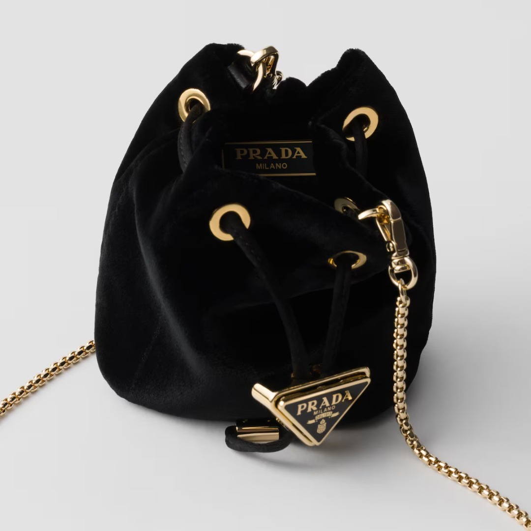 【大注目】PRADA◆ベルベット パデッド ミニバッグ ストラップ付 大注目】PRADA◇ベルベット ミニポーチ チェーンストラップ付