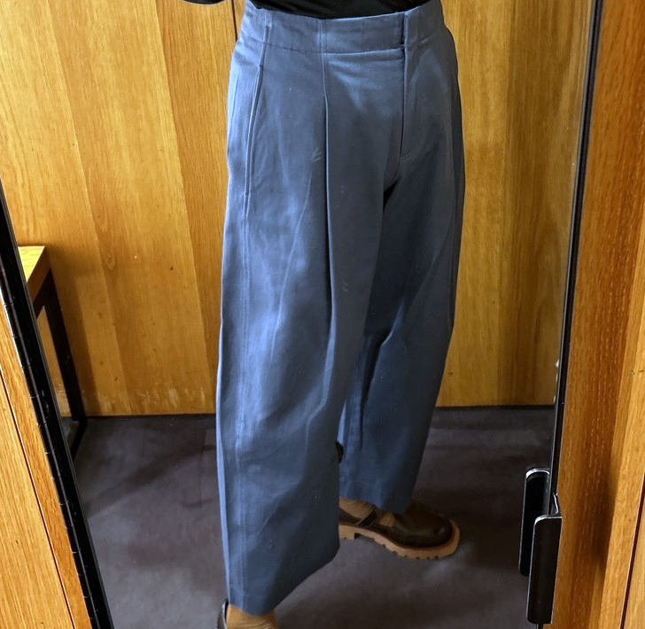 “COS” プリーツバレルレッグ チノトラウザー