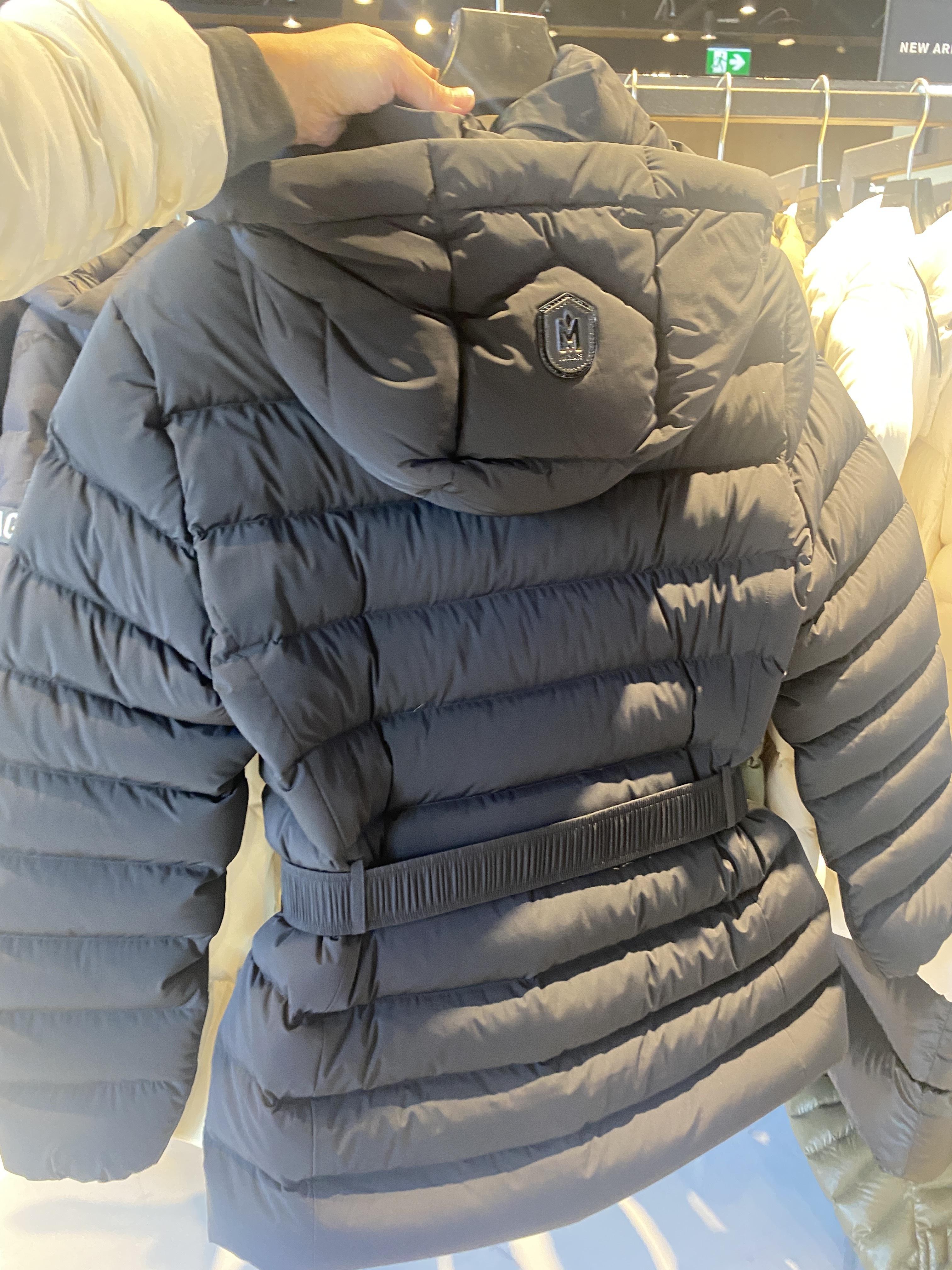 【MACKAGE アウトレット】ベルト付き ダウンジャケット JAZMIN MACKAGE アウトレット】ベルト付き ダウンジャケット JAZMIN