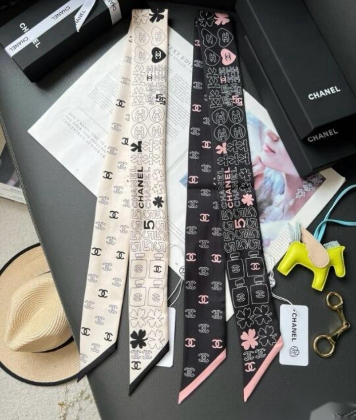 CCマークとシャネルらしいアイコンが並んだ CHNAEL ツイリー