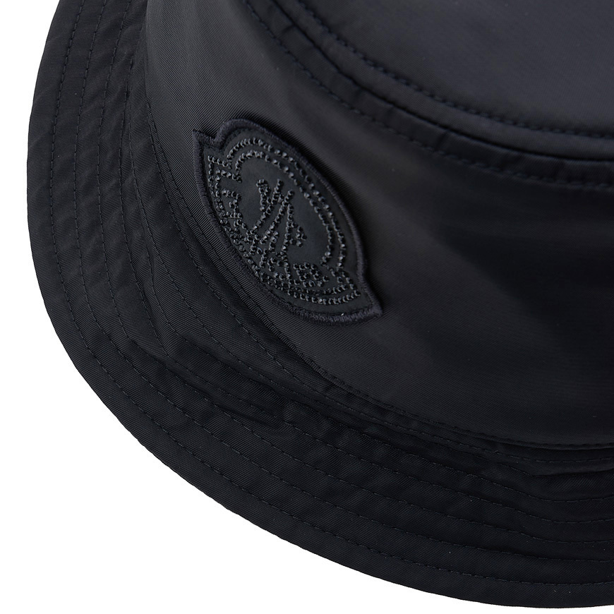 《MONCLER》 3B00080 0U282 999 クリスタルロゴ バケットハット