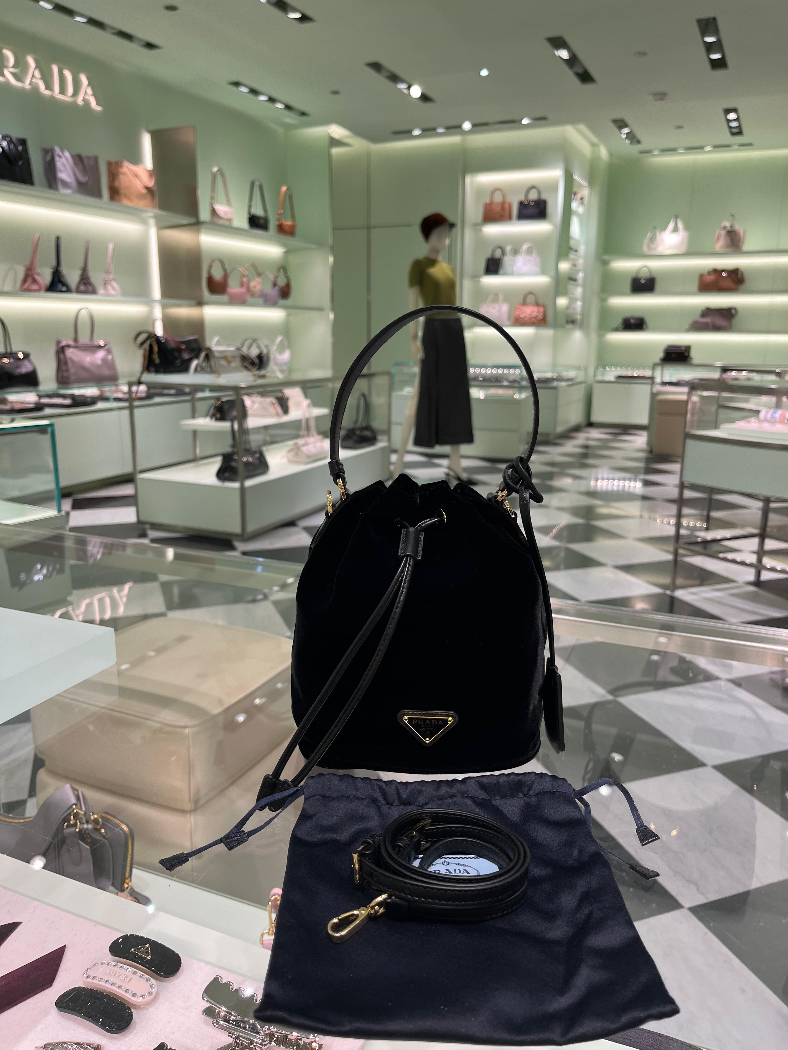 普段使いもオケージョンにも《PRADA》ベルベットミニバッグ