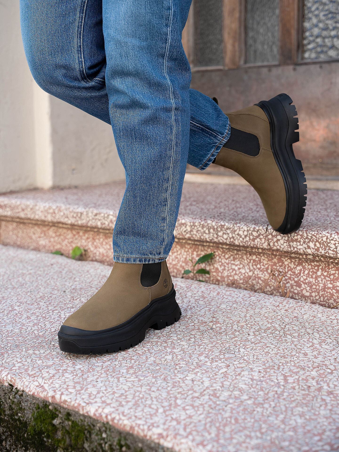 可愛い☆【Timberland】Roxie Lane Chelsea Boot 関税/送料込み Women's Roxie Lane Mid Chelsea Boots - Light Beige Nubuck