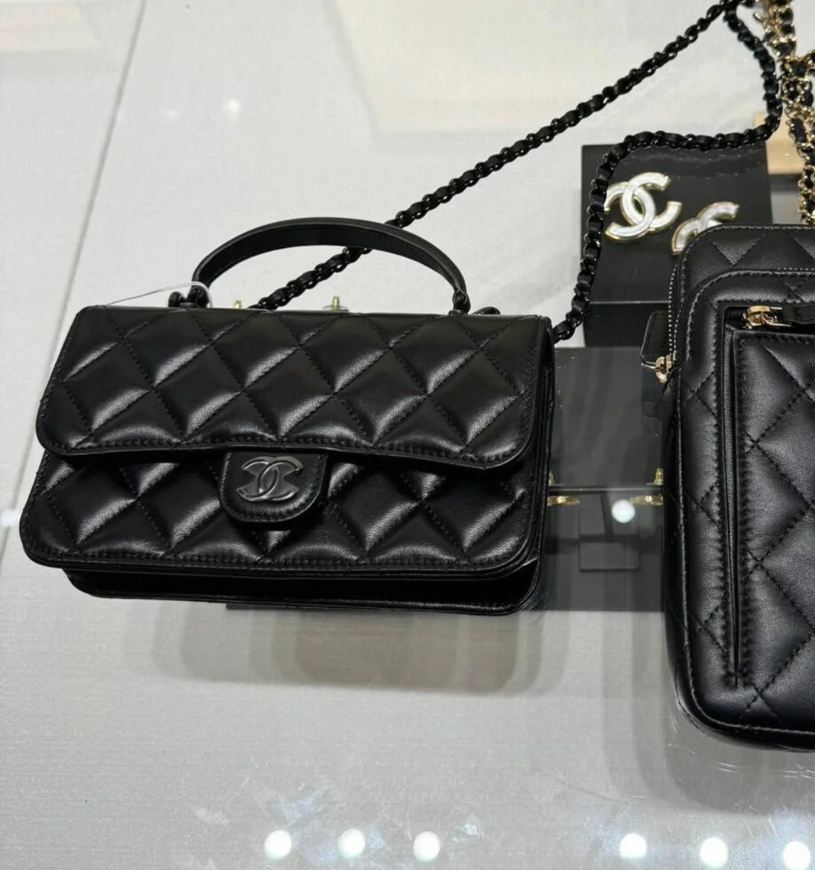 CHANEL《クールな可愛いさ》シャネル フォンホルダー