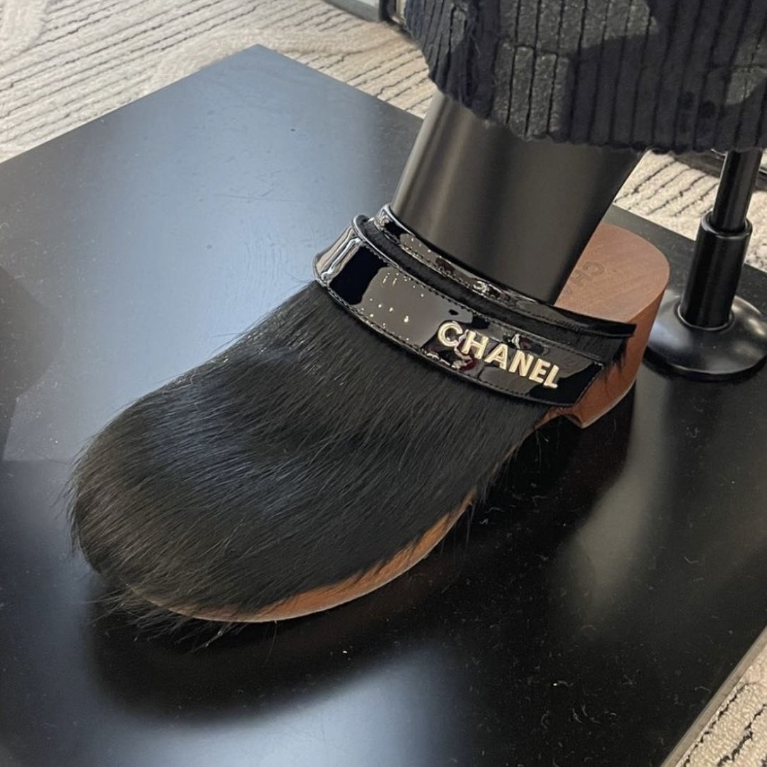 【トレンドスタイルに欠かせない☆】CHANEL サボ クロッグ ロゴ