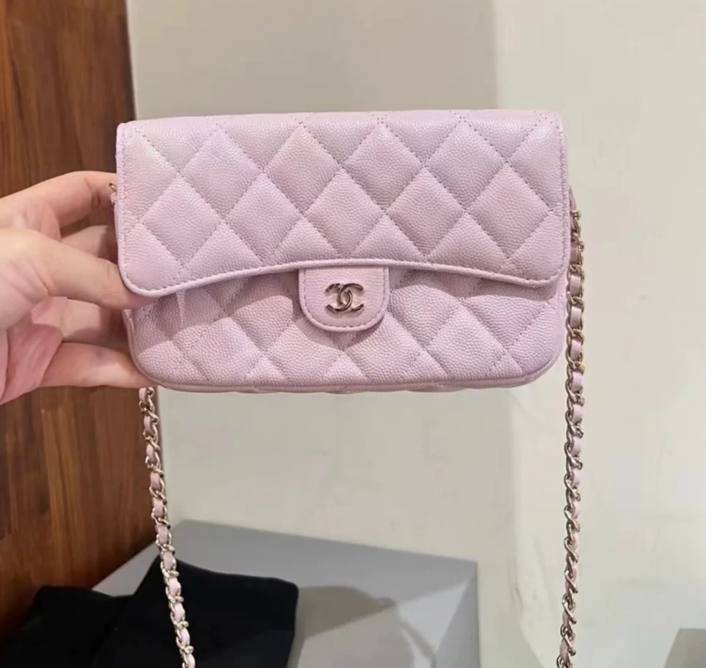 CHANEL《コンパクトな可愛いさ》 フォンケース マトラッセ