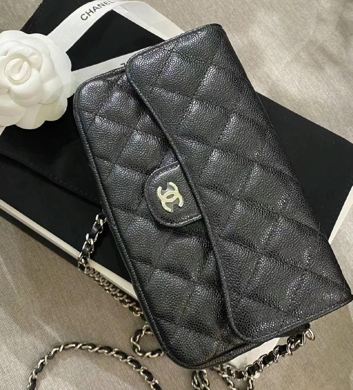 CHANEL《コンパクトな可愛いさ》 フォンケース マトラッセ