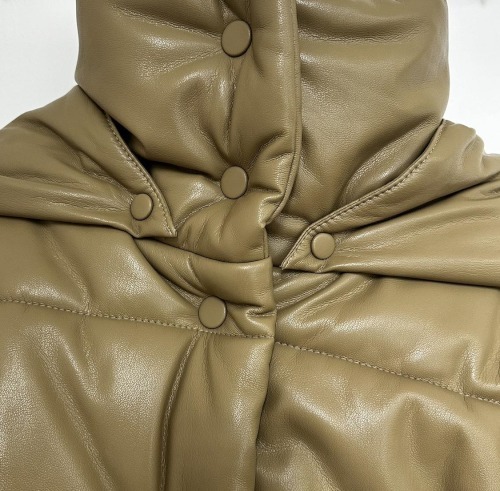 “Nanushka” 2WAYクロップドフーディパデッドジャケット Khaki
