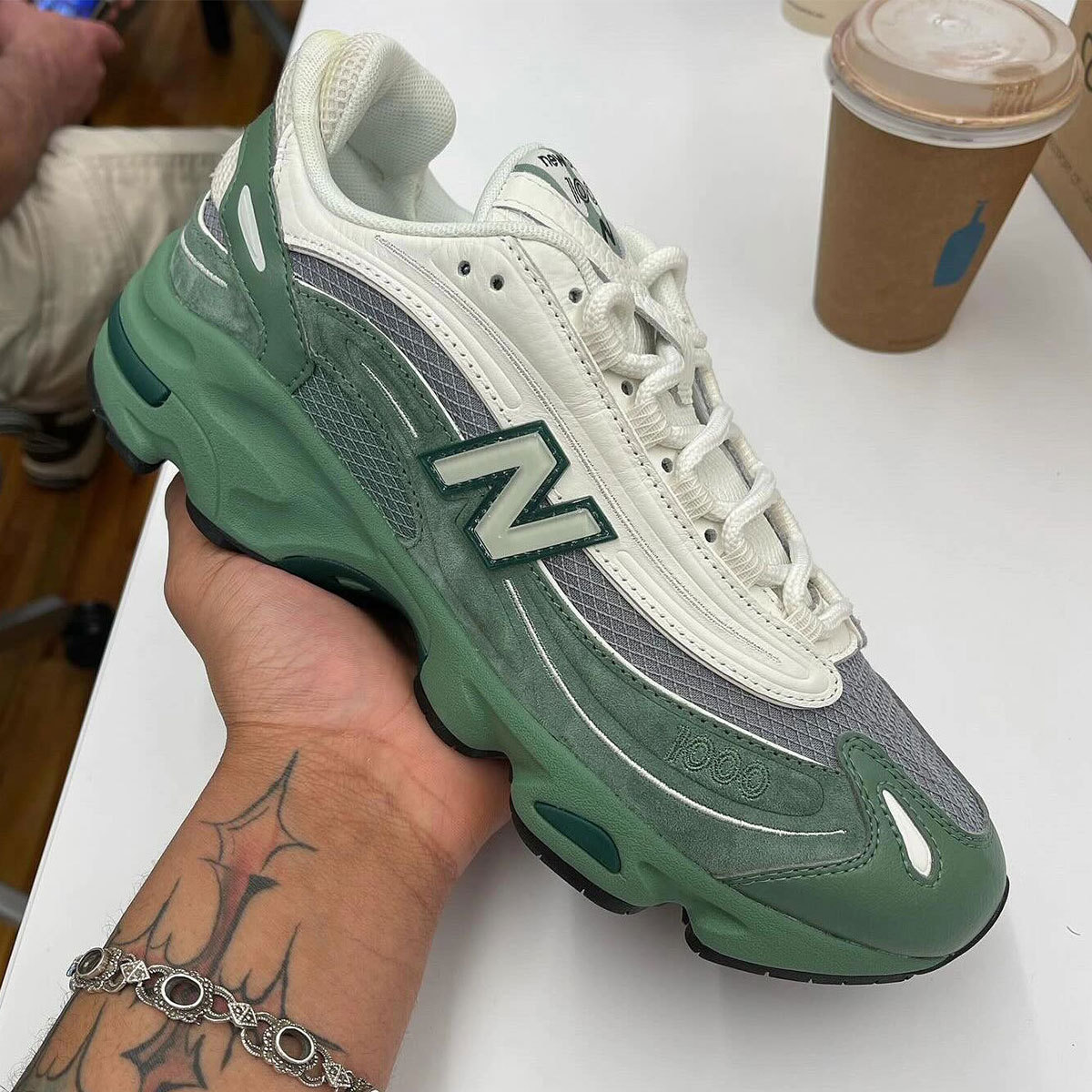 ★New Balance★送関込★話題のランニングシューズ \"M1000MB\"