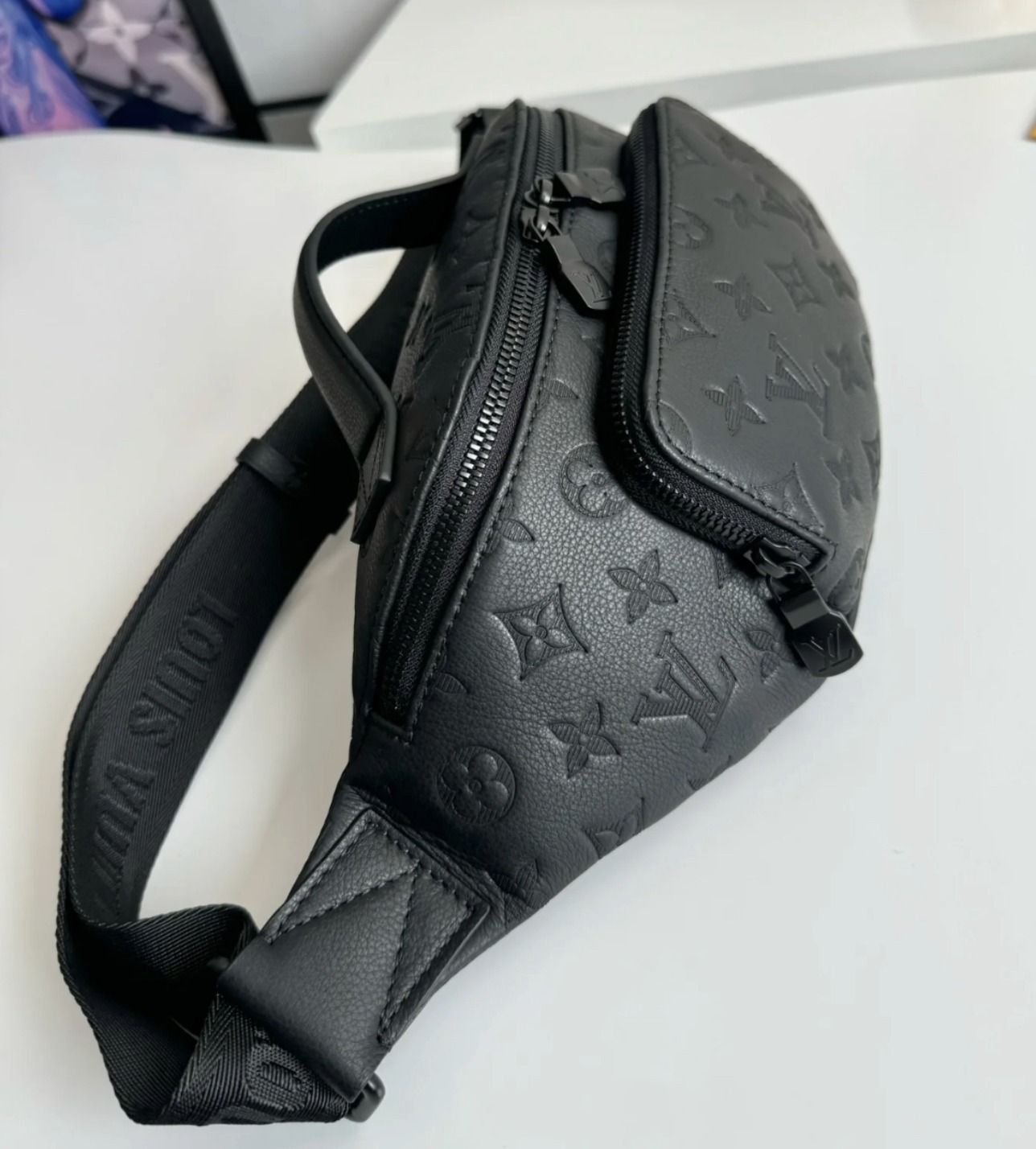 Louis Vuitton《スッキリスタイルがお洒落》ラッシュ バムバッグ