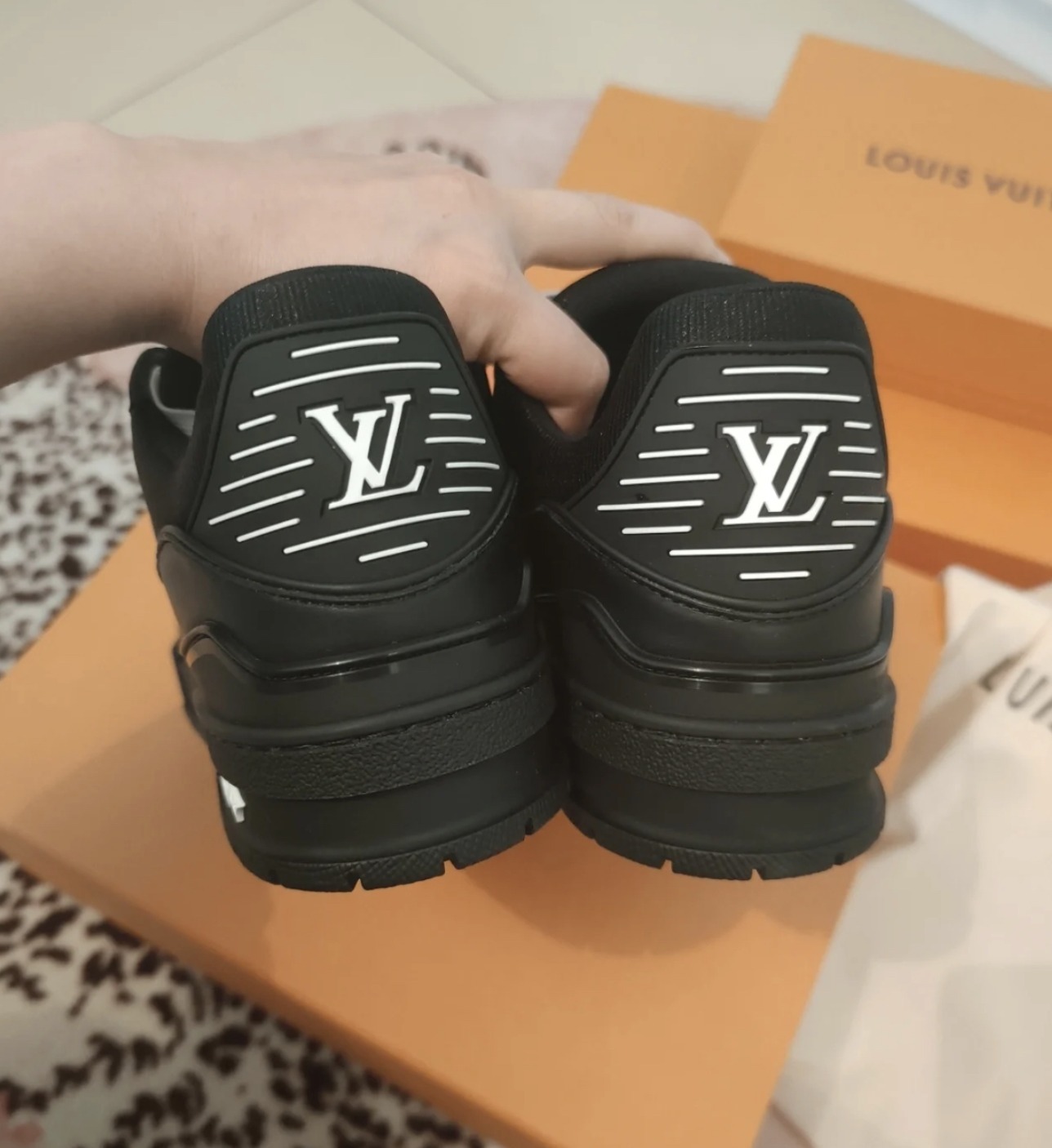 Louis Vuitton《足元からお洒落際立つ》ライン スニーカー