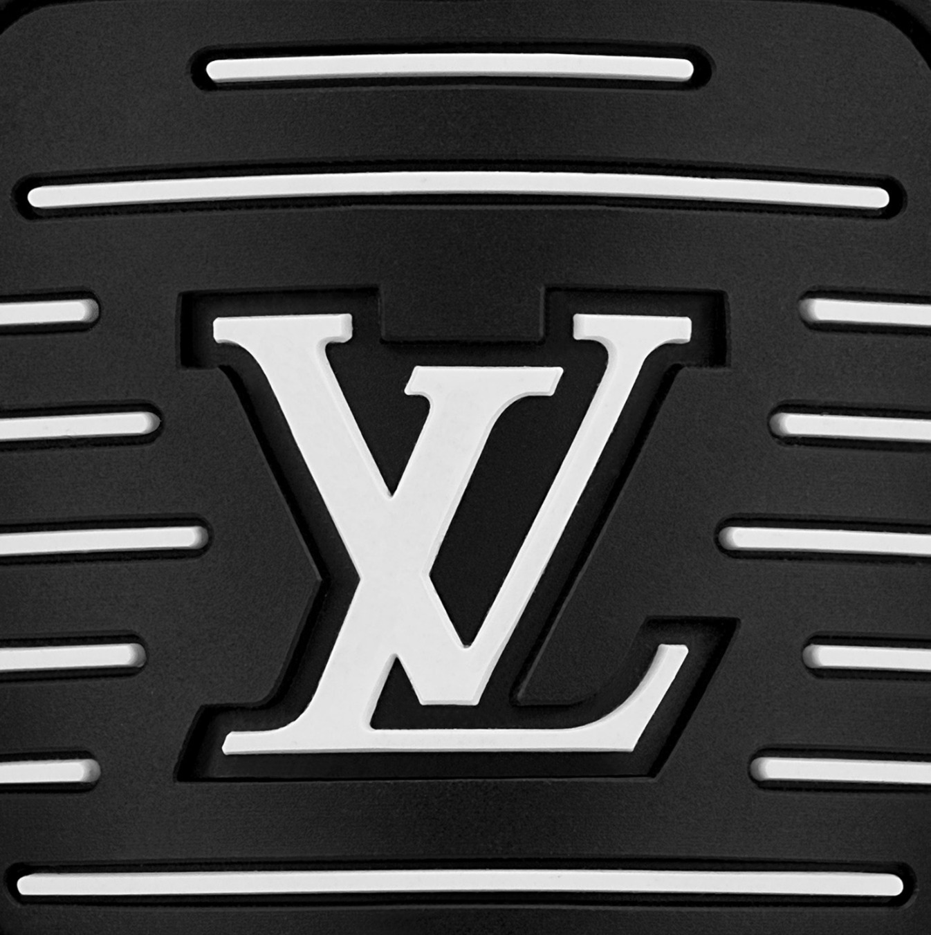 Louis Vuitton《足元からお洒落際立つ》ライン スニーカー