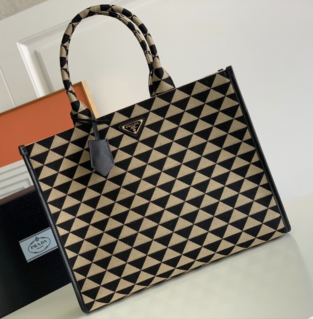 【PRADA】新作セール！旅行に トートバッグ ロゴ ユニセックス