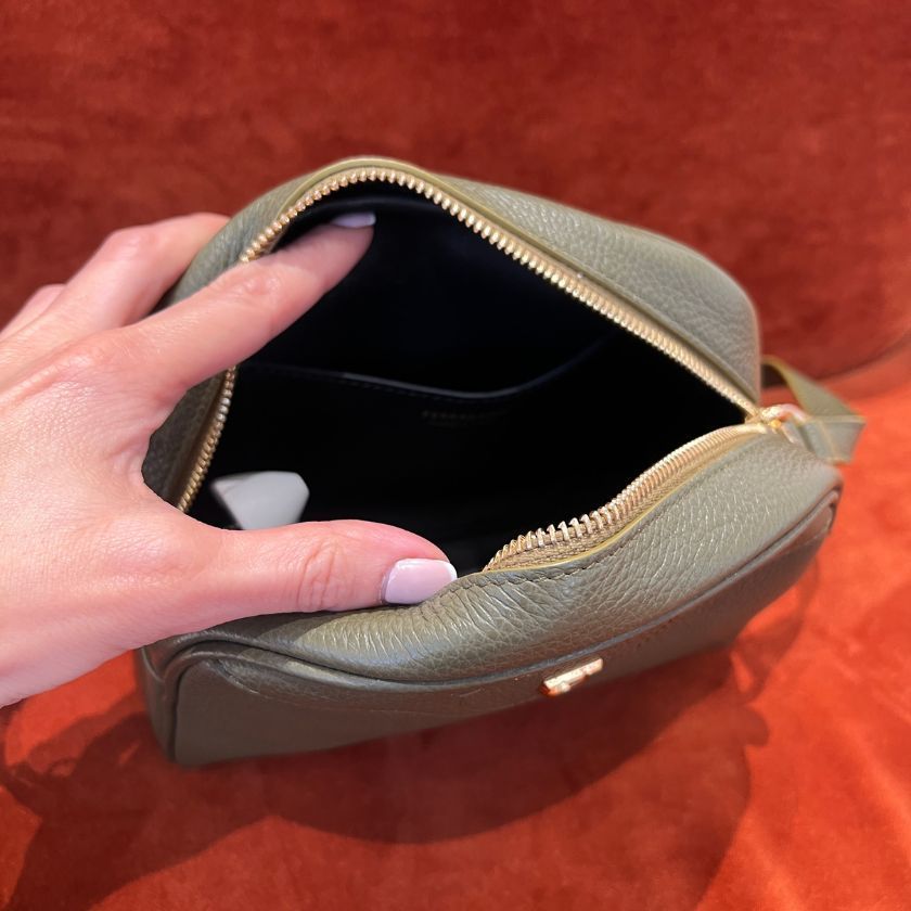 6万取引突破★UPS速達便利用！【FERRAGAMO】ショルダーバッグ org.jpg