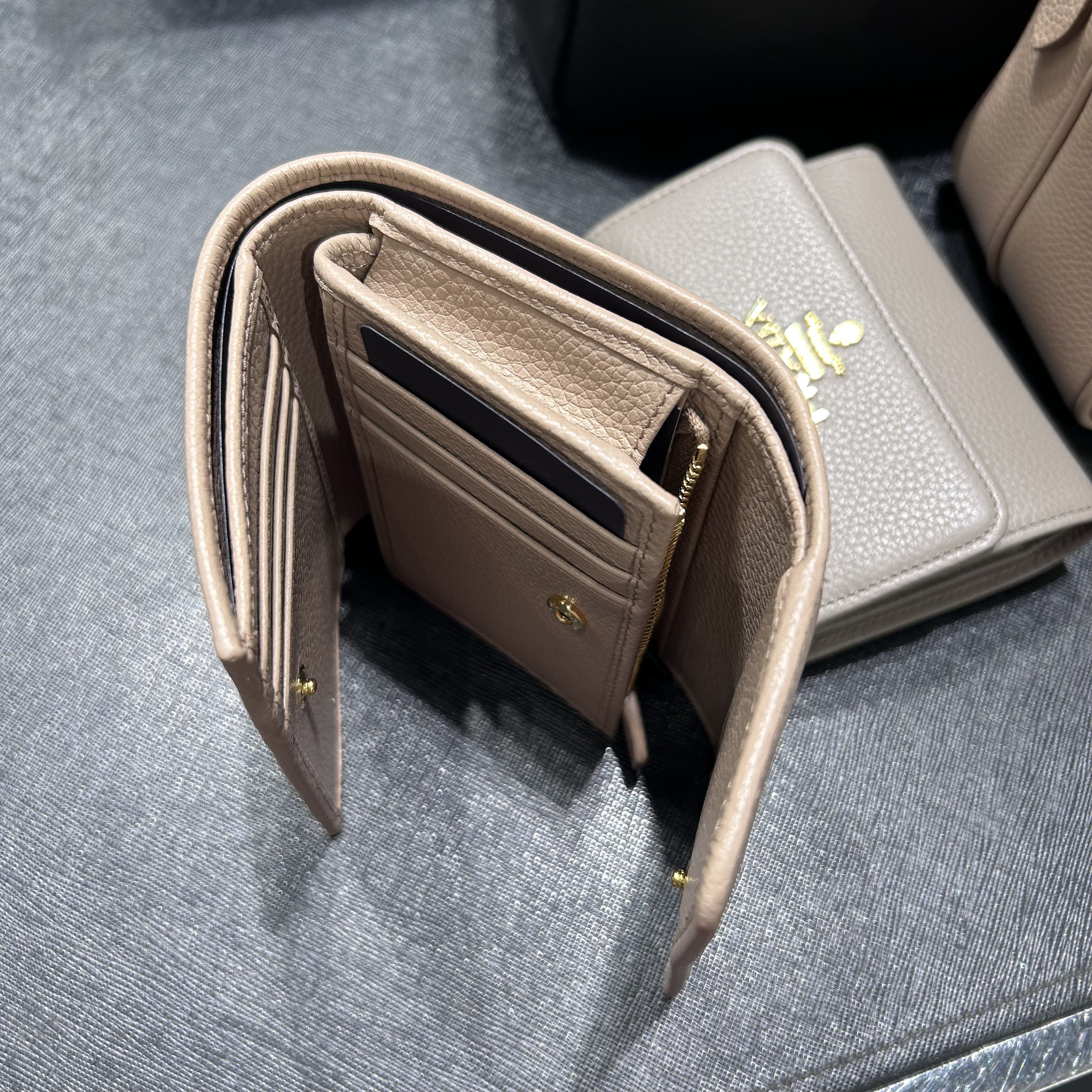 【VIPセール!】PRADA(プラダ)コンパクトウォレット VIPセール!】PRADA(プラダ)コンパクトウォレット