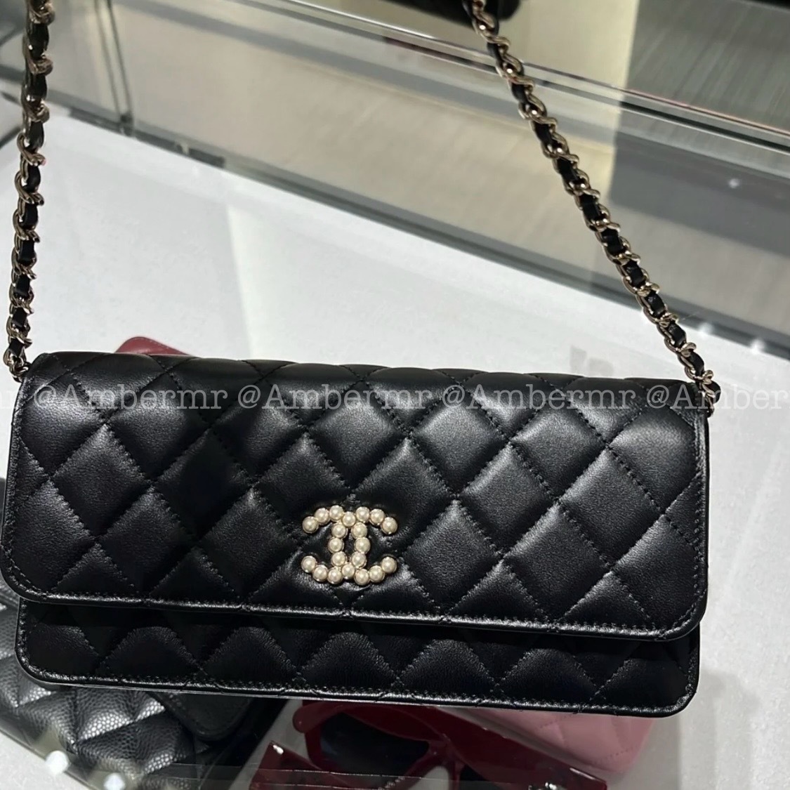 24P CHANEL CC チェーンクラッチ パールロゴが素敵な一品