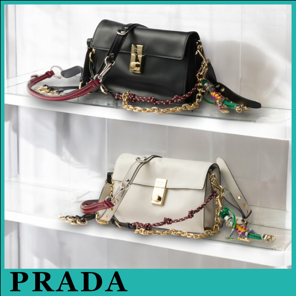 ★PRADA直営店★国内入手困難★チャーム付き ショルダーバッグ