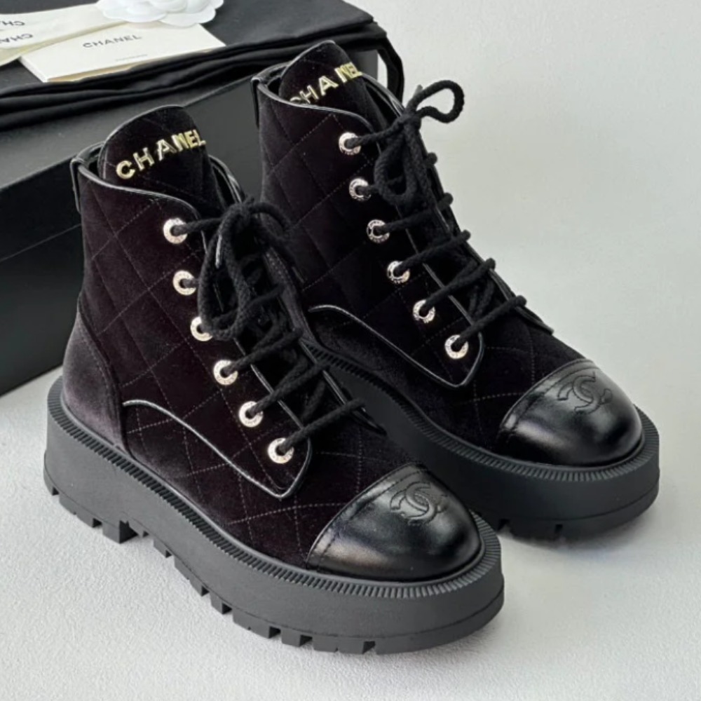 【絶妙な丈感♡上品なチェーンが目を引く】CHANEL ブーツ ブランドレディース - CHANEL ブーツ マトラッセ チェーン
