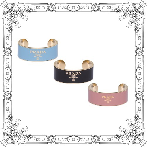 ［すぐにお届け］PRADA エナメルメタル カフブレスレット