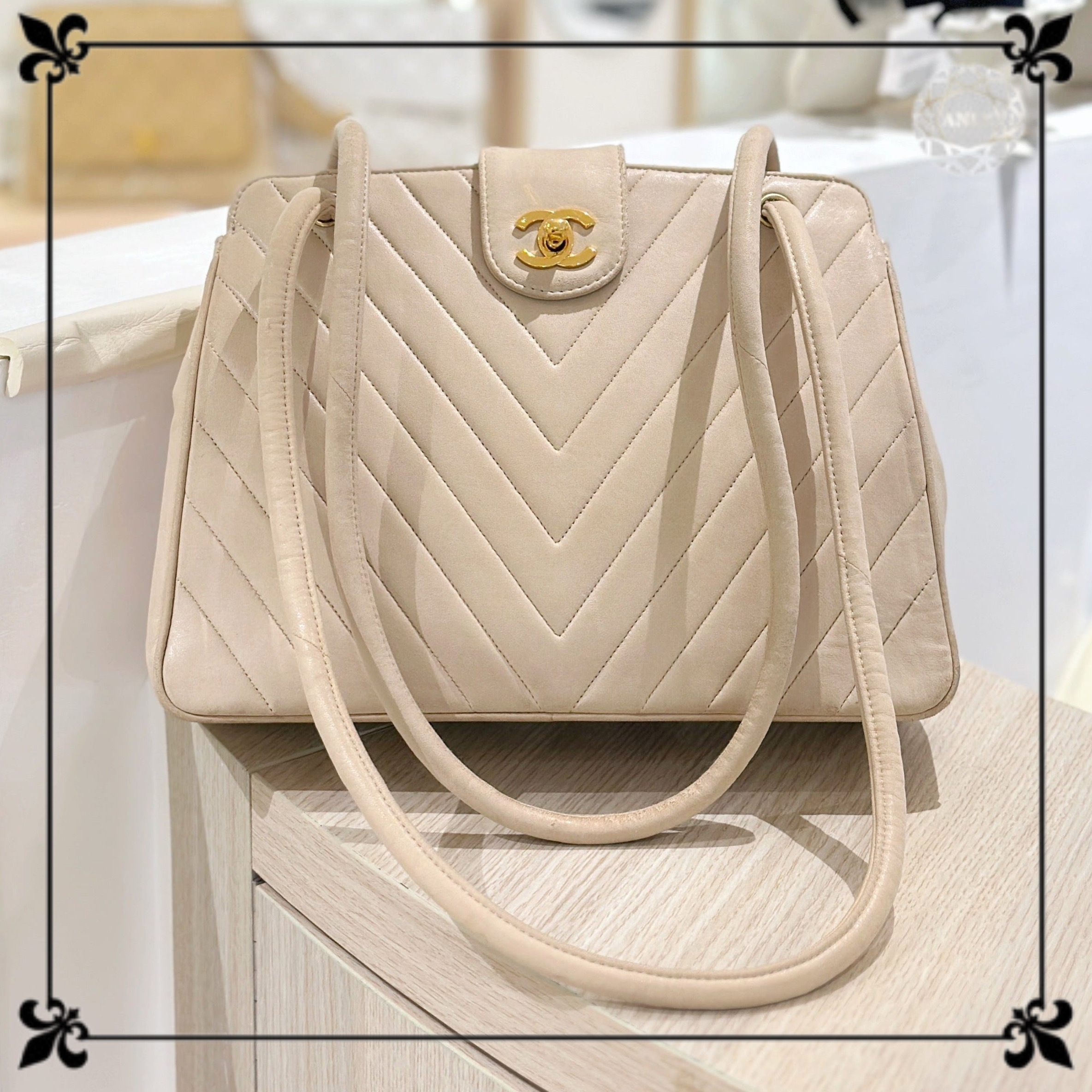 【CHANEL】vintage V shape suede leather tote bag★レザー
