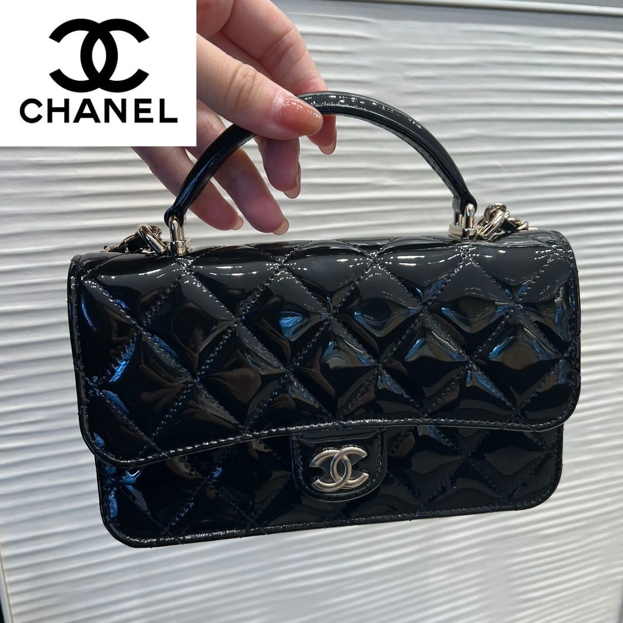 【CHANEL】上品なつややかさ◎フォンケースパテントカーフスキン
