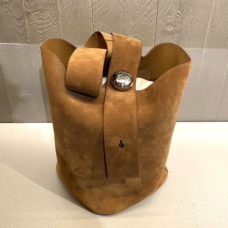 25新作 LOEWE ペブル バケットバッグ ラージ スエードカーフ ペブル バケットバッグ ラージ（スエードカーフ） ブラウン - LOEWE