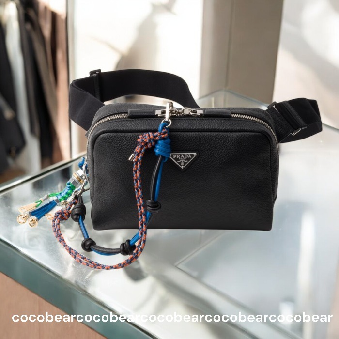 ☆PRADA☆プラダ☆トリック付 レザー ショルダーバッグ