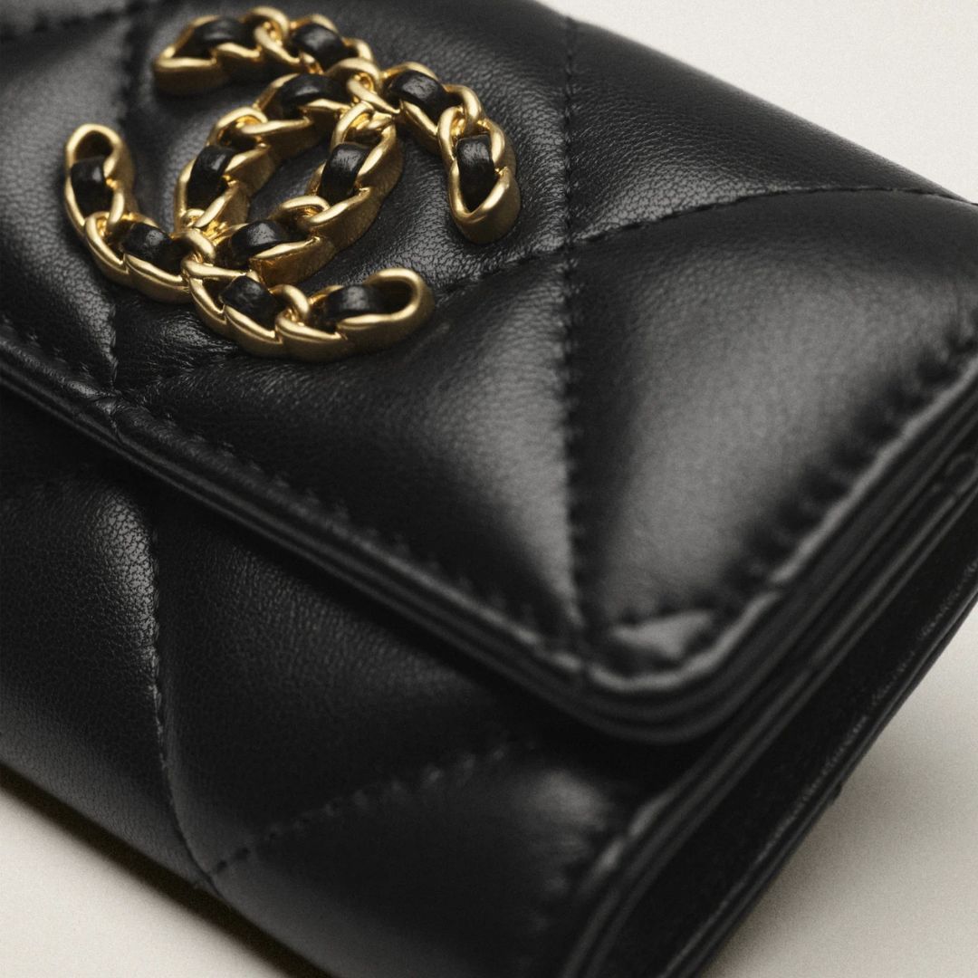 《大人気!!》CHANEL 19 フラップ カードケース