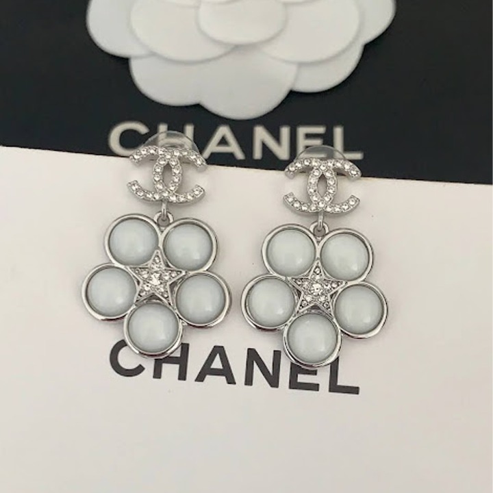 《フラワーモチーフが可愛い♡》CHANEL CCロゴ ピアス