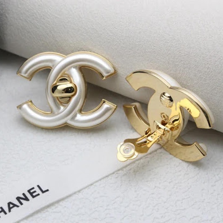 《色んなコーデに♡》CHANEL CCロゴ イヤリング