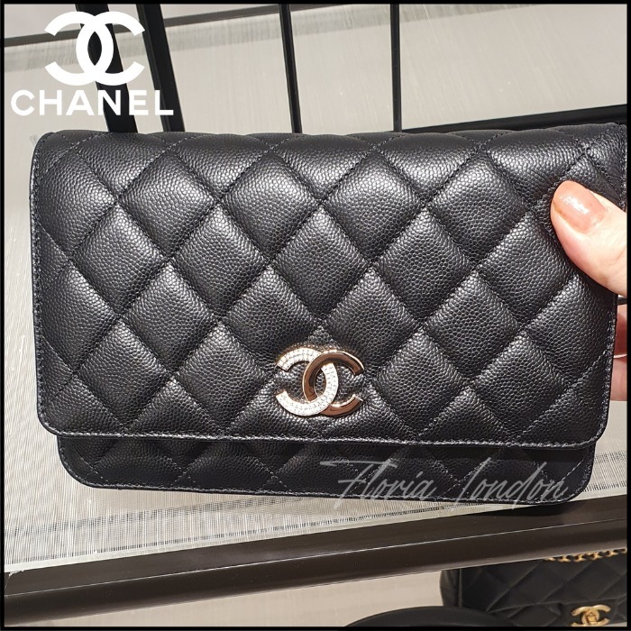 エレガントな限定ロゴ チェーンウォレット【CHANEL】キャビア