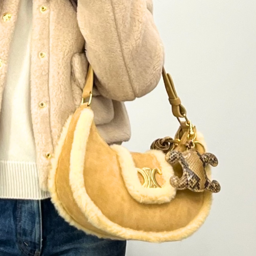 《特徴的なアクセント》【CELINE】AVAトリオンフバッグ