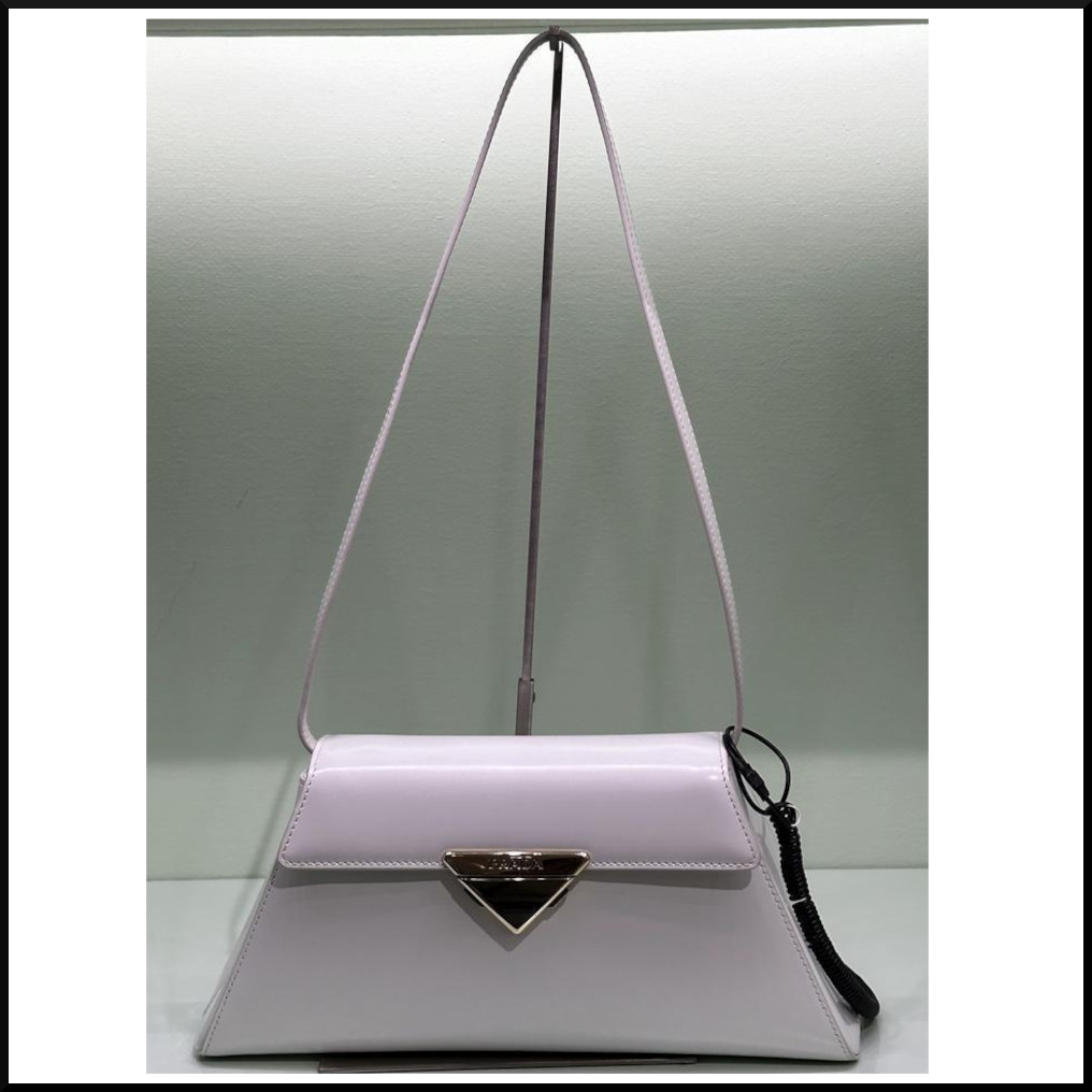 25新作 PRADA ミディアム ブラッシュドレザー ハンドルバッグ