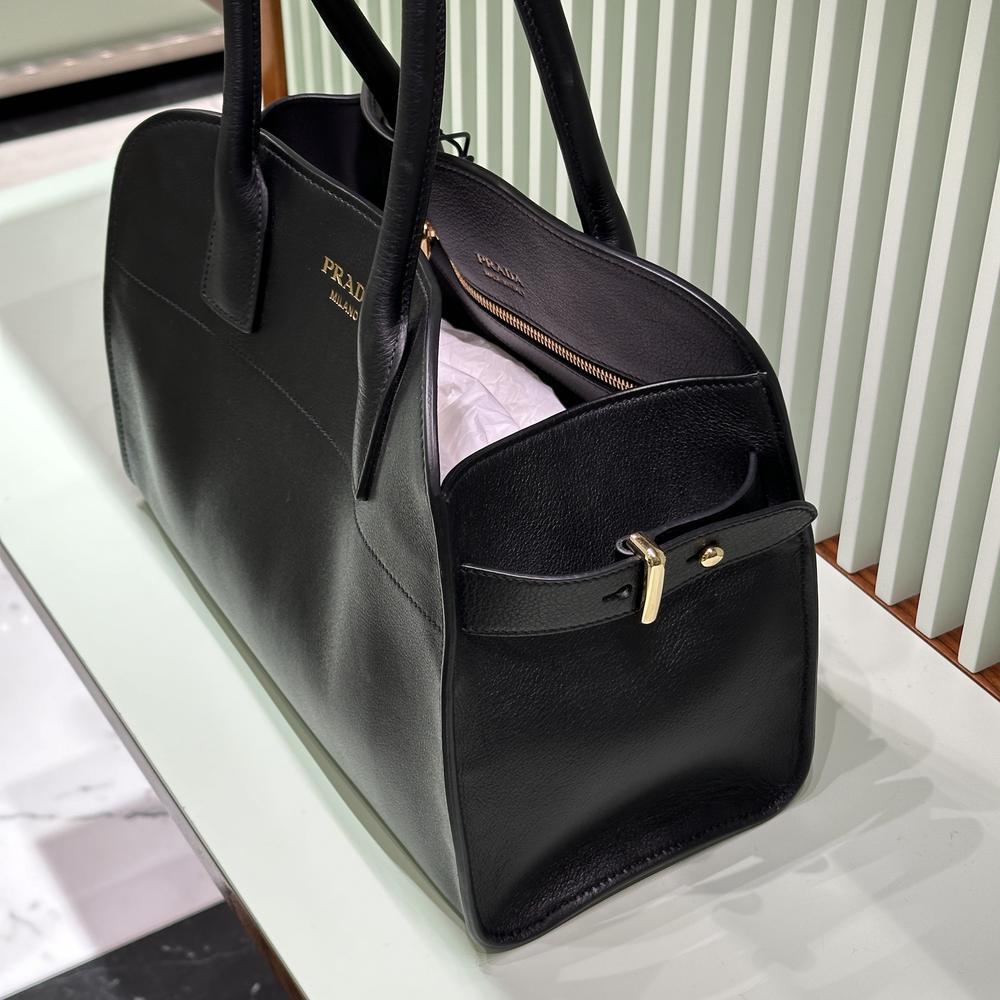 25新作 PRADA ミディアム ソフトグレインレザー トートバッグ