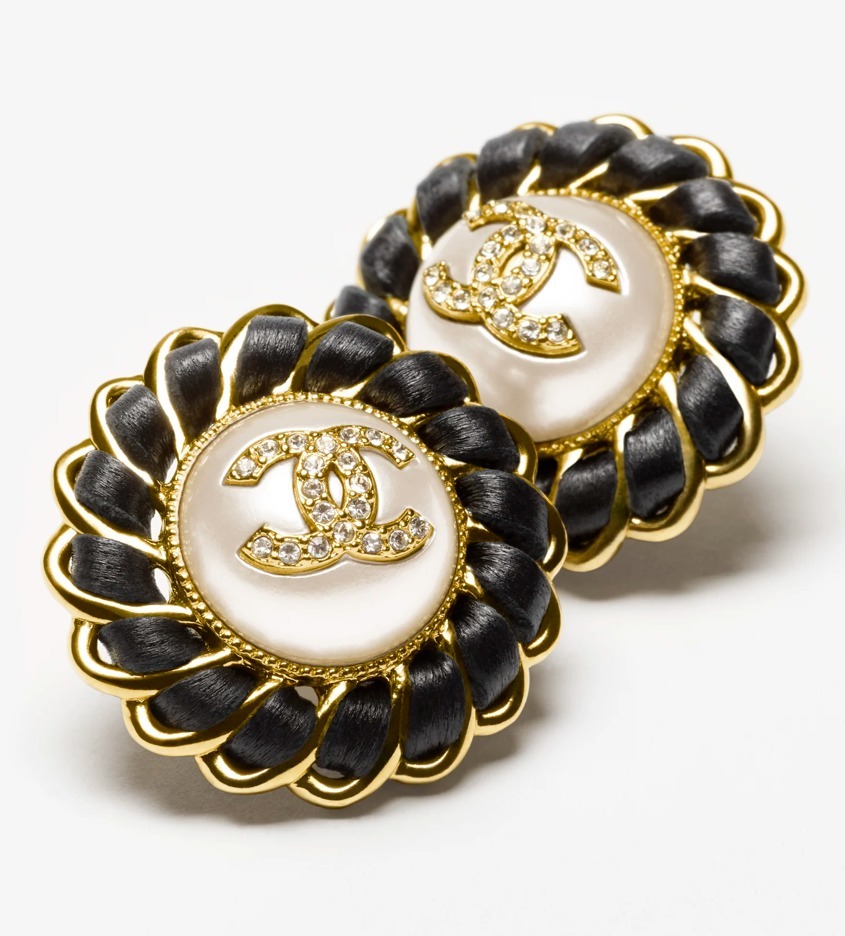 《エレガントな輝き♪》CHANEL ピアス ラムスキン