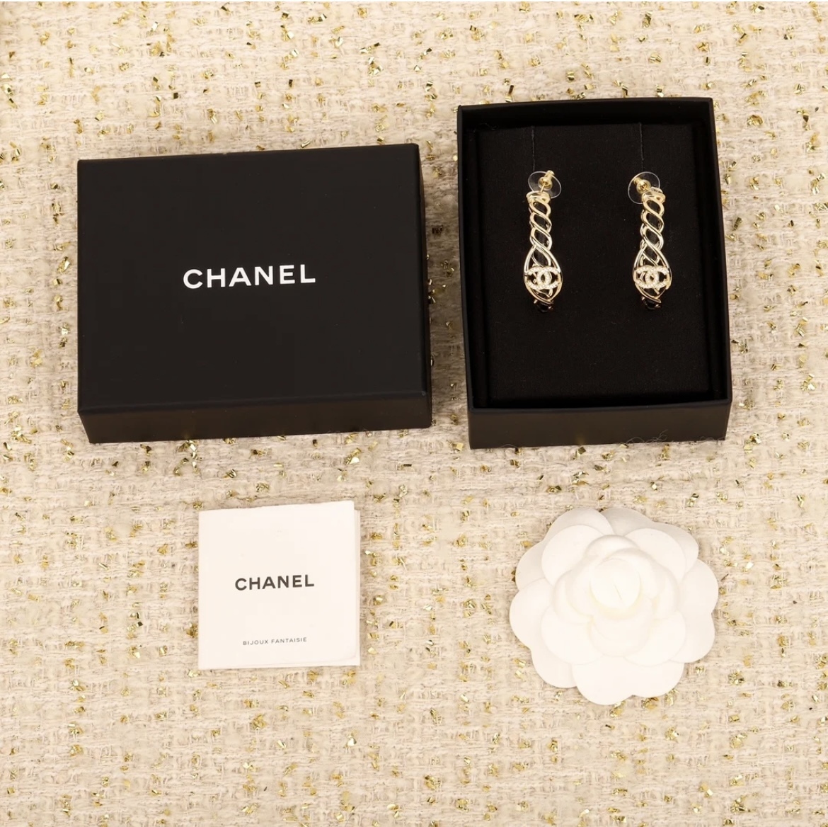 存在感ある大きさとデザイン CHANEL レザーチェーンピアス 存在感ある大きさとデザイン CHANEL レザーチェーンピアス